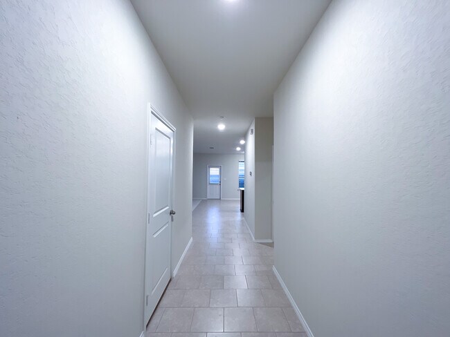 Entry/Foyer - 7029 Lions Park