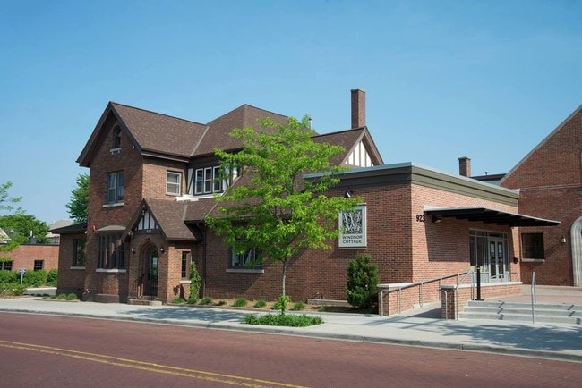 Building Photo - 923 Cherry St SE