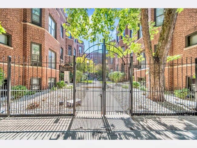 Building Photo - 903 W Cornelia Ave