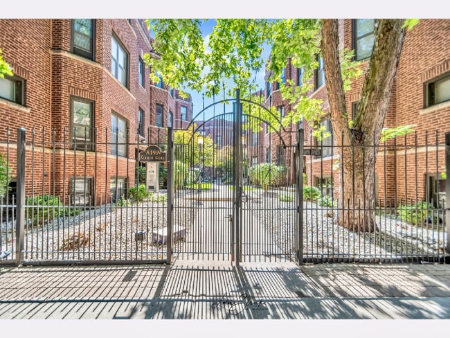 Photo - 903 W Cornelia Ave Apartment