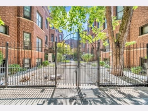 Building Photo - 903 W Cornelia Ave