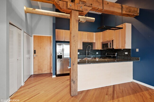 Building Photo - 1735 W Diversey Pkwy