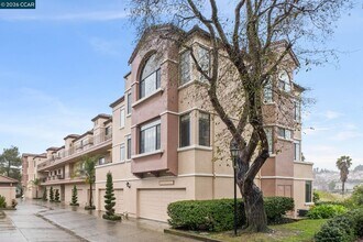 Building Photo - 30 Eagle Lake Pl