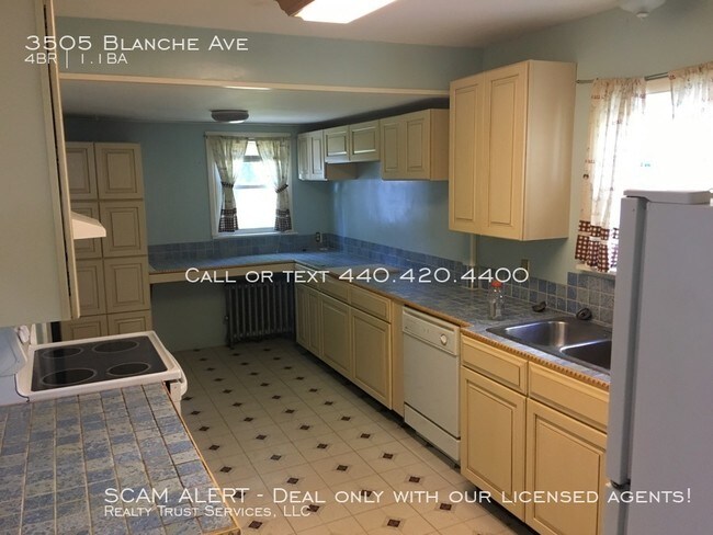 Building Photo - Magnificent  4 Bedrooms 2 Bath Colonial