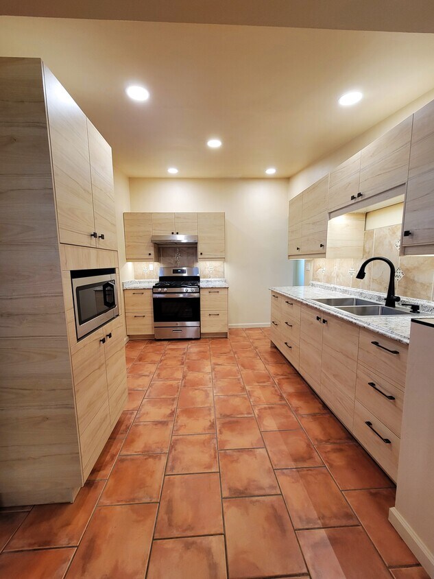 Kitchen - 5650 E Mabel St