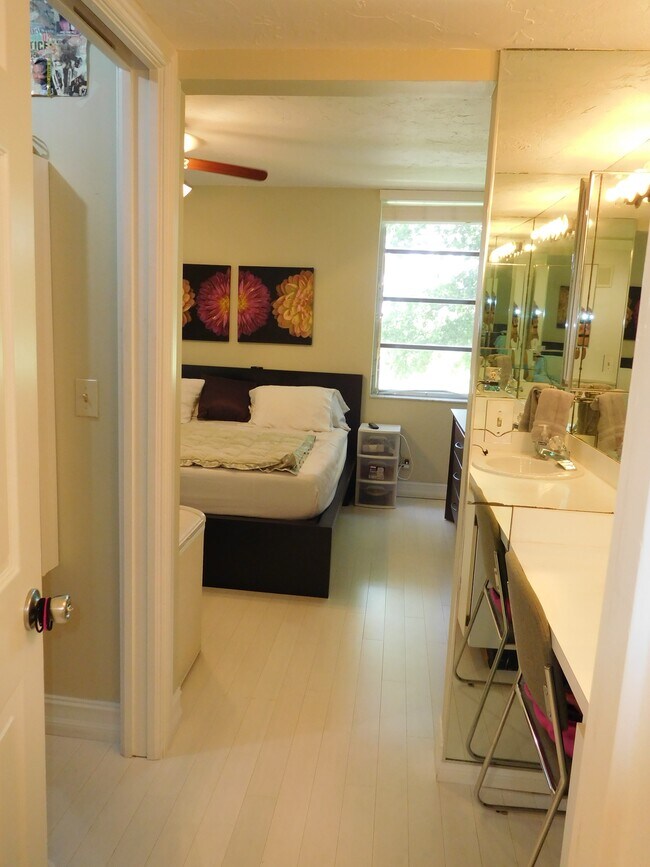 Back Bedroom - 11'x 15' - 9510 Seagrape Drive