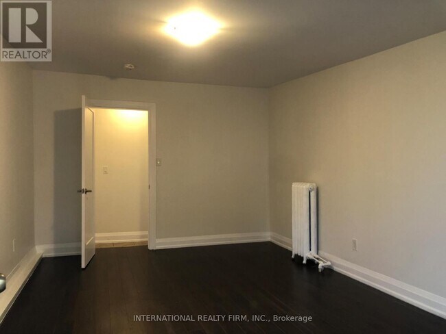 Building Photo - 1262 Bloor St W