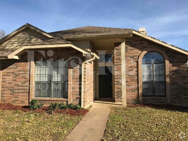 Building Photo - 4368 Saugus Dr