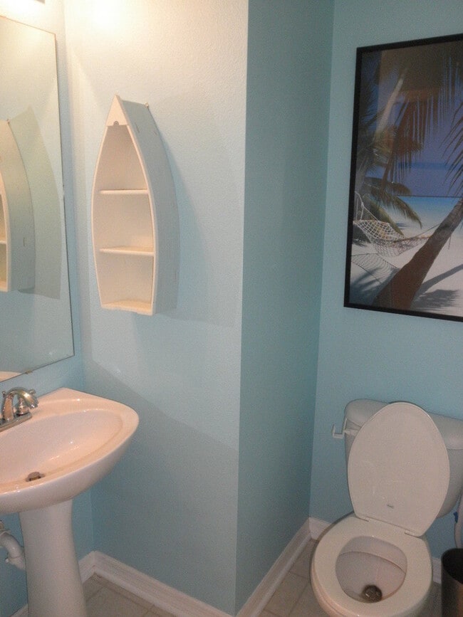Building Photo - Lakes Of Windermere - Lake Reams Townhomes