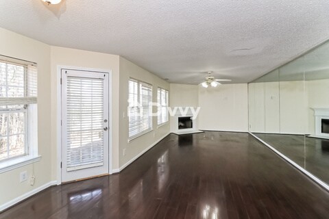 Foto del edificio - 10119 Deep Creek Drive