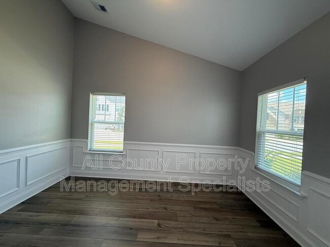 Building Photo - 333 Underhill Dr