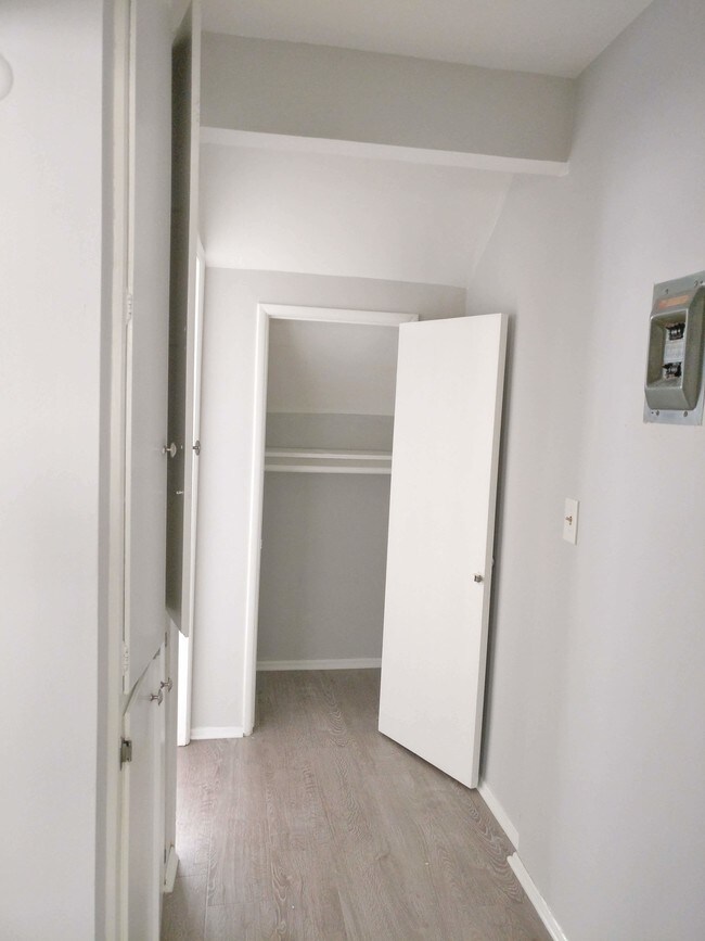 Foto del edificio - 826 N Edinburgh Ave