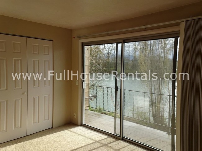 Building Photo - 825 Stephens Dr