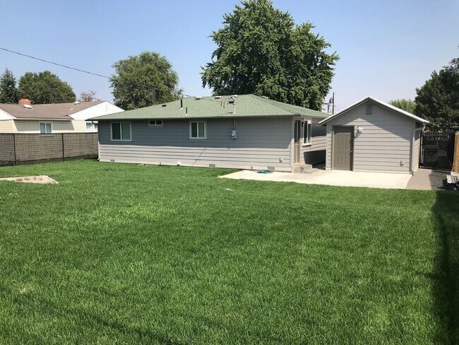 Foto del edificio - 3 br, 1 bath House - 4260 NE Sun Dr
