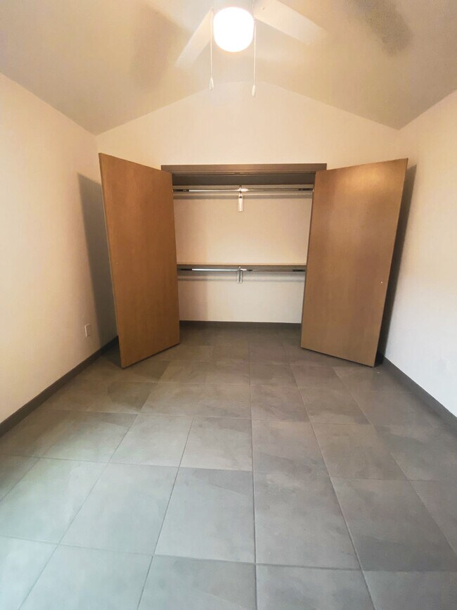 Foto del edificio - 1308 E Iris Ave
