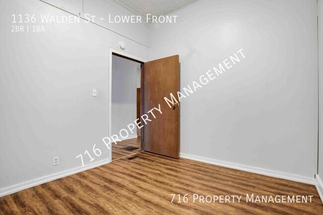 Building Photo - Cute 2 bedroom apartment with tons of natu...