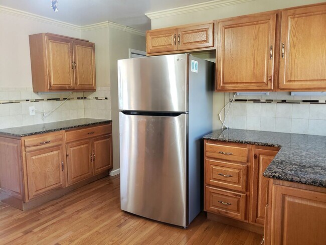 Building Photo - 3 BDRM, 2 BA Rambler w/ Basement - Great l...
