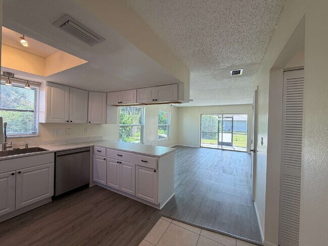 Building Photo - 2-bedroom, 2-bathroom residence located in Punta Gorda Isles