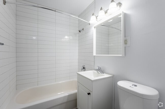 2 chambres, 1 salle de bain - 849 pi² - Salle de bain - Sandalwood Manor