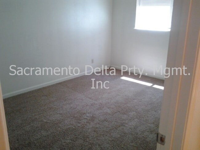 Building Photo - 2 Bedroom 1 Bath Duplex
