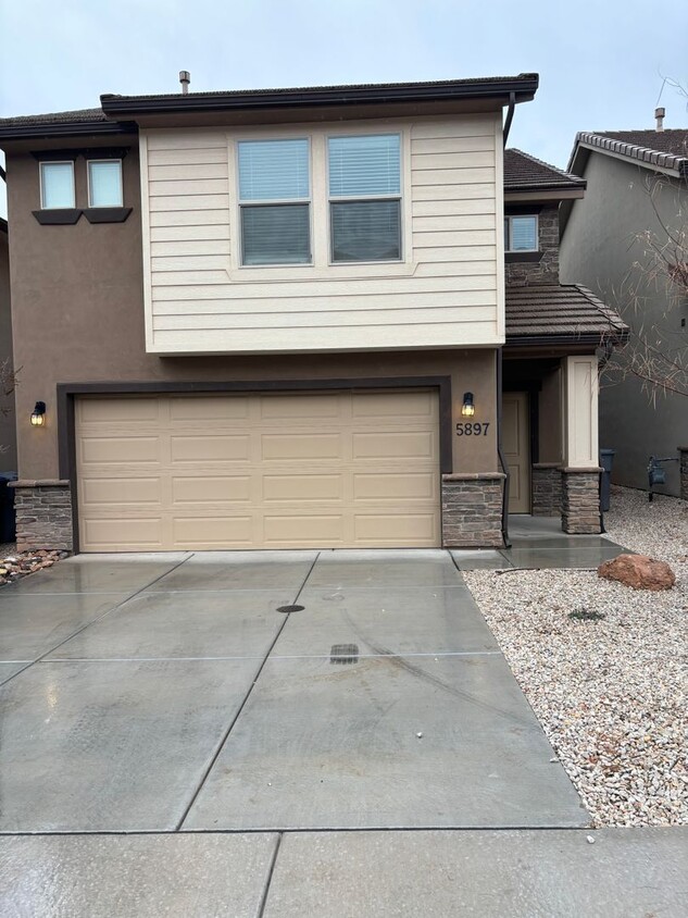Primary Photo - 4 bed 2 1/2 bath with 2 car garage in Dese...