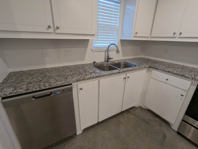 Building Photo - 242 Skylane Dr