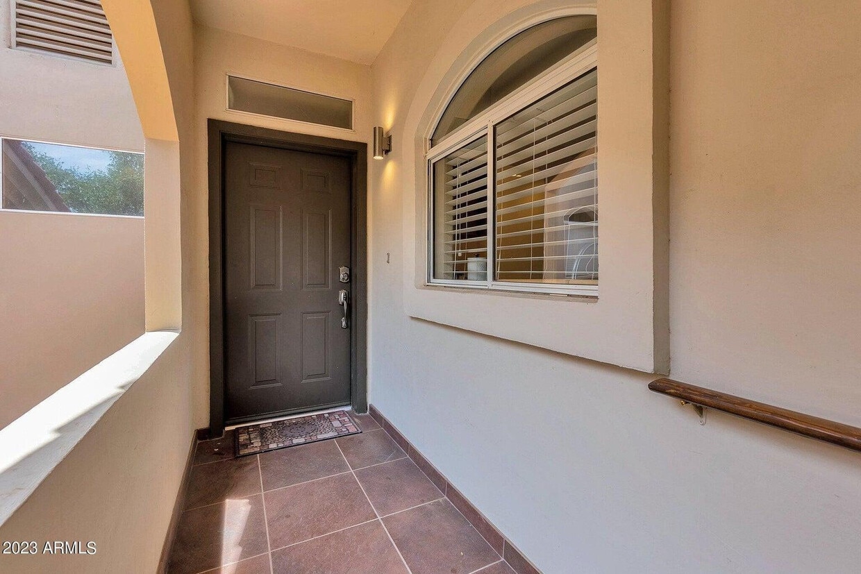 Foto del edificio - 8653 E Royal Palm Rd