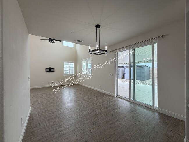 Foto del edificio - 327 Las Flores Dr