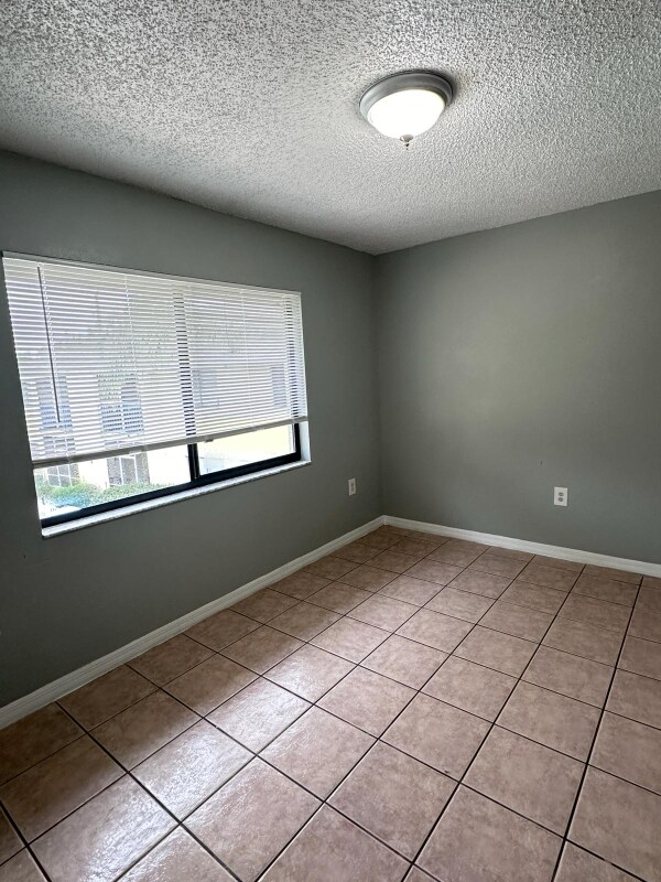 Foto del edificio - 90 Hidden Lake Dr