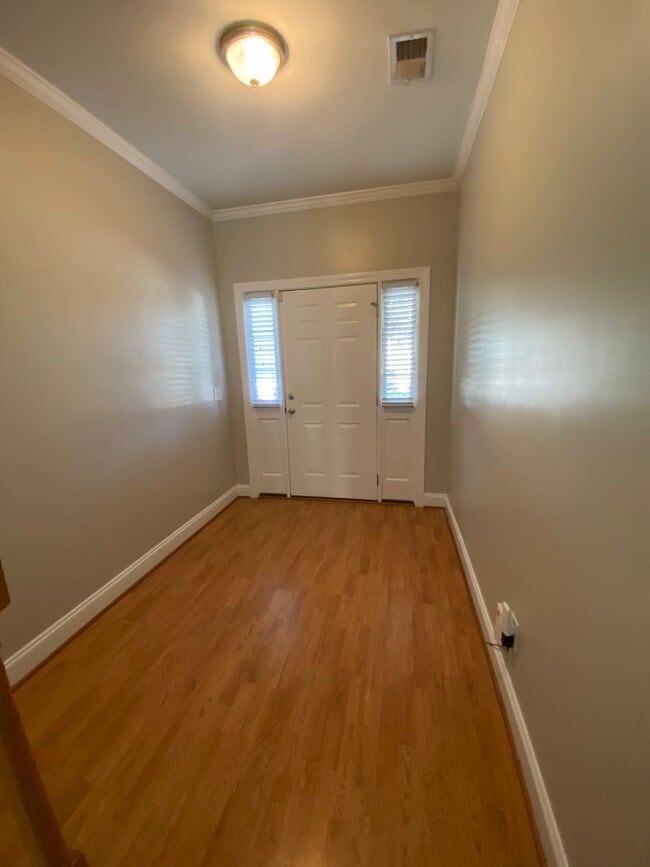 Foto del edificio - End Unit Townhouse in Pennington Square