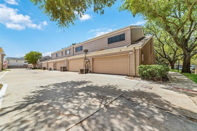 Foto del edificio - 13967 Hollowgreen Dr