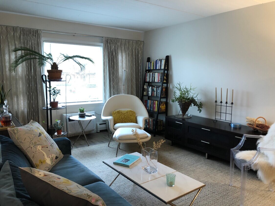 Living Room - 733 N Western Ave