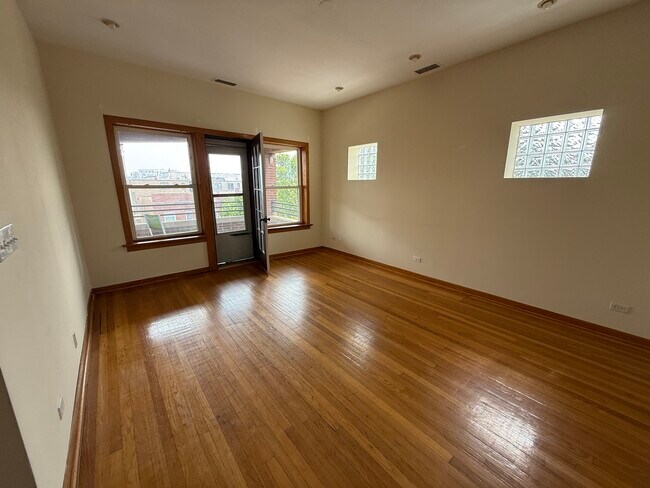 Foto del edificio - 2722 N Kimball Ave