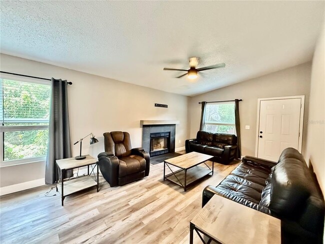 Building Photo - 3958 Dream Oak Pl