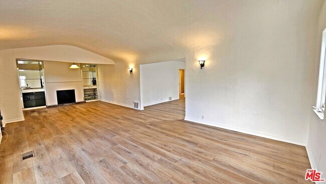 Foto del edificio - 132 S La Peer Dr