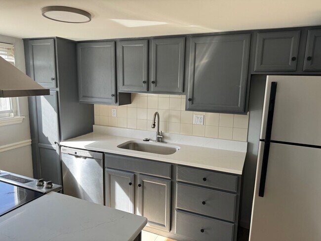 Building Photo - Chatham Village spacious 2 Bedroom 1.5 Bat...