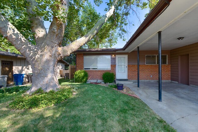 Building Photo - Boise, Duplex, 2Bd/1Bth/CP, 1015Sqft, Dishwasher, Washer and Dryer Hook up, Fenced