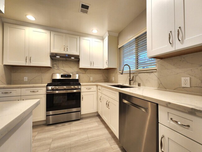 Building Photo - Updated 2 bedroom with in unit washer, dry...
