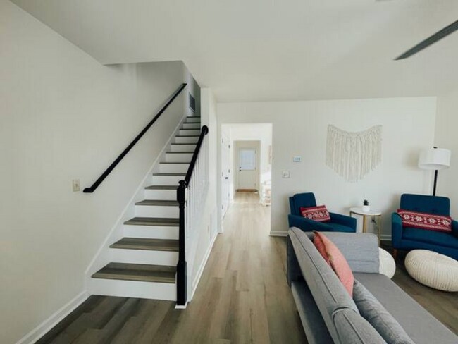 Sala de estar con vista a la cocina y medio baño. - 424 Sioux Trail