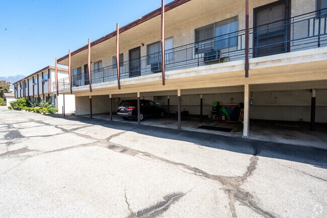 Estacionamiento en Superficie y Cubierto para Residentes - 936 W Duarte Rd