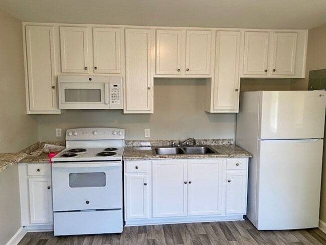 Building Photo - SPACIOUS TWO BEDROOM/ONE BATH IN NORTHEAST...