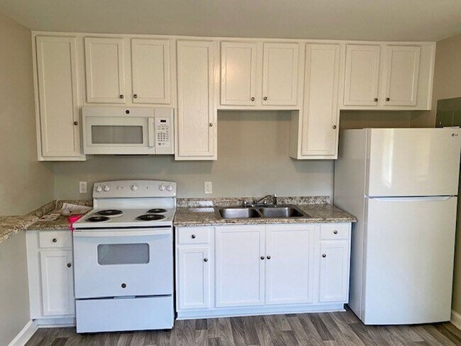 Foto del edificio - SPACIOUS TWO BEDROOM/ONE BATH IN NORTHEAST...