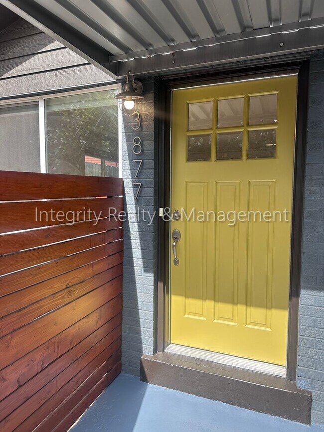Foto del edificio - 3877 Utica St