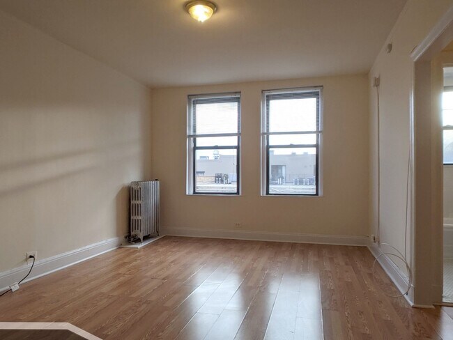 Foto del edificio - 3335 W Diversey Ave