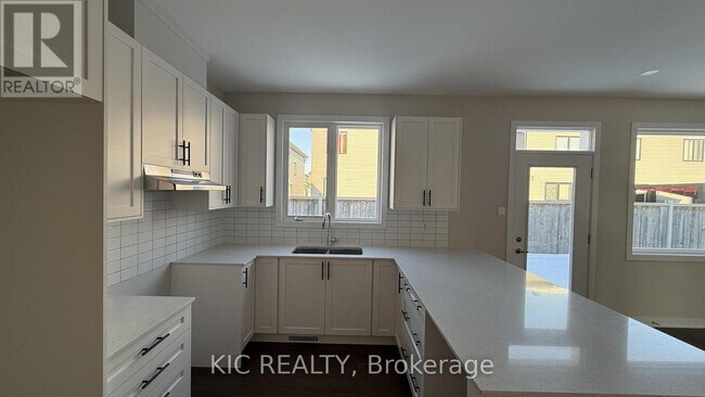 Photo du bâtiment - 135 Ryan Reynolds Wy