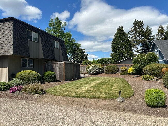 Foto del edificio - Beautifully updated 3 bedroom 1.5 bath dup...