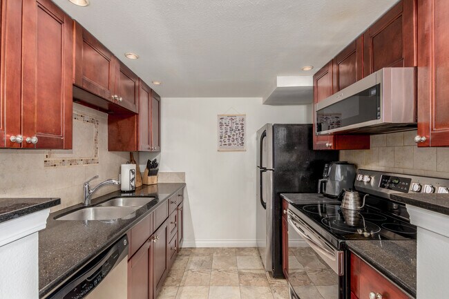 Foto del edificio - 8335 Fairmount Dr