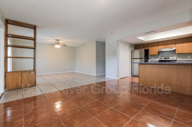 Foto del edificio - 1150 Russell Ave