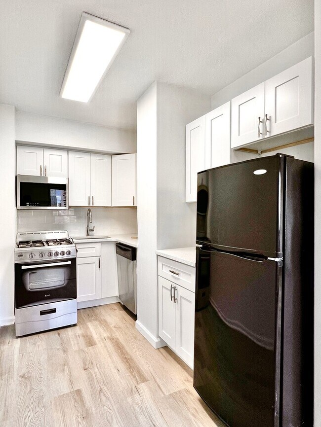 Building Photo - Gorgeous 2 BR/ 1 BA Condo w/ Beautiful Vie...