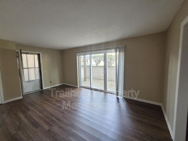 Foto del edificio - 5801 Woodson Dr